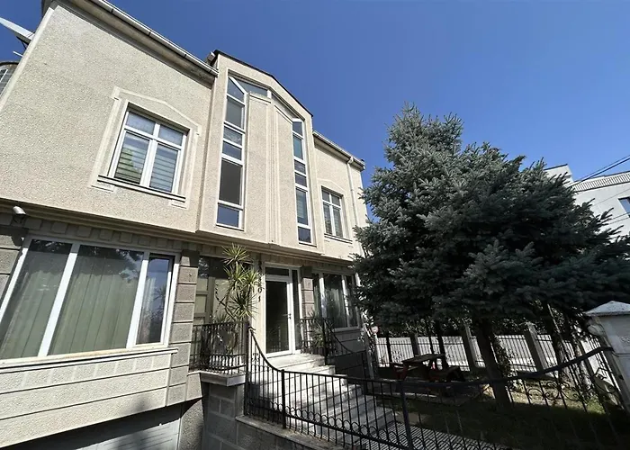 Peaceful Apartment With Yard And Parking Skopje photo